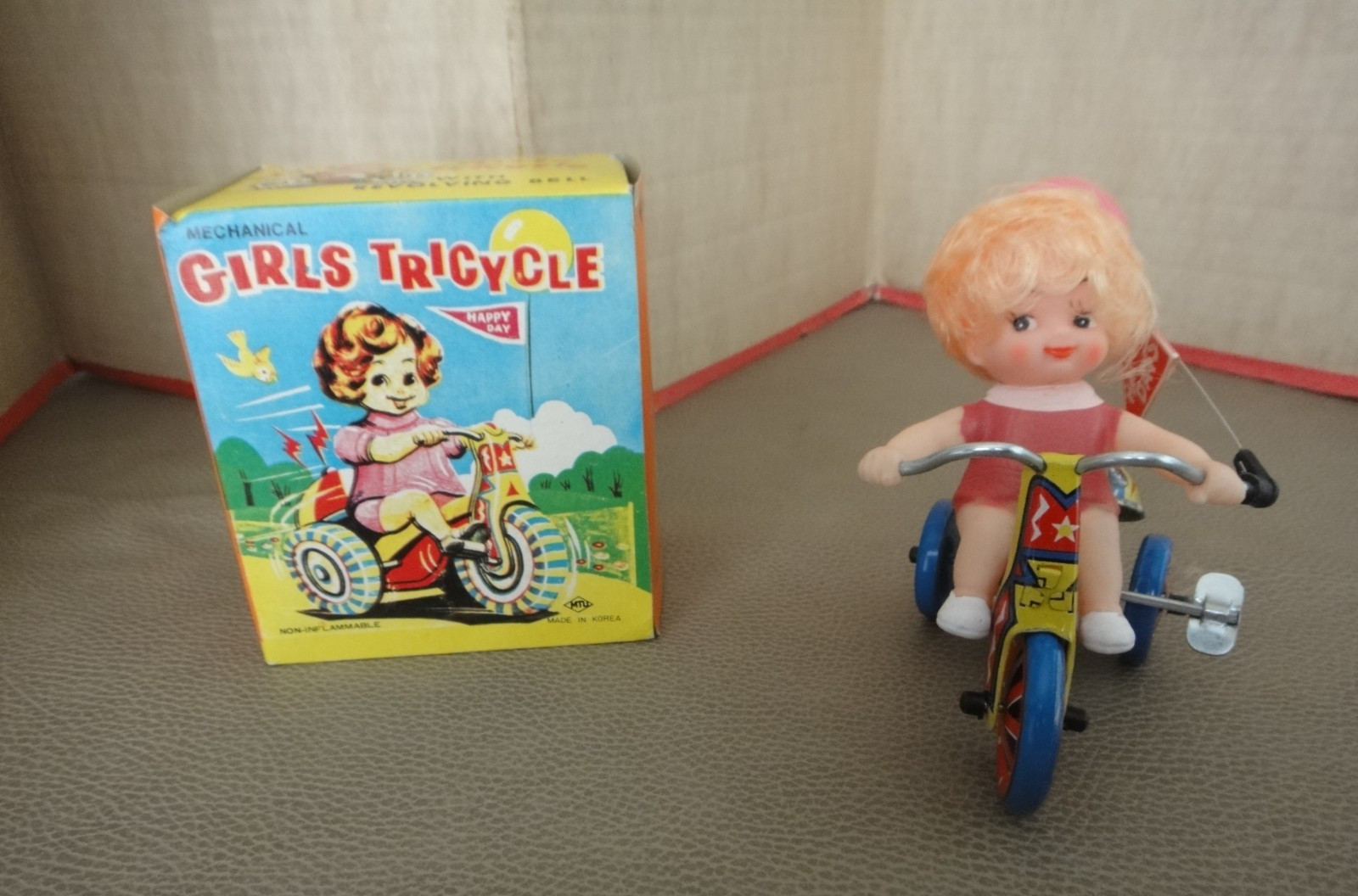 Mechanical GIRLS TRICYCLE w/ Revolving Bell Original Box ( Korea made ) WORKS!