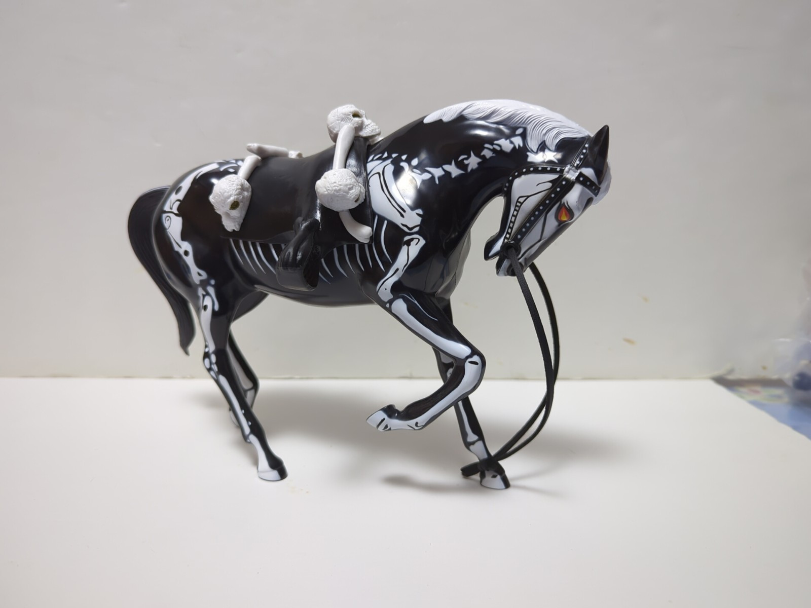 Zoloworld Hartland Horse Silver Series Prancer W/ Painted Bones & Saddle plstic