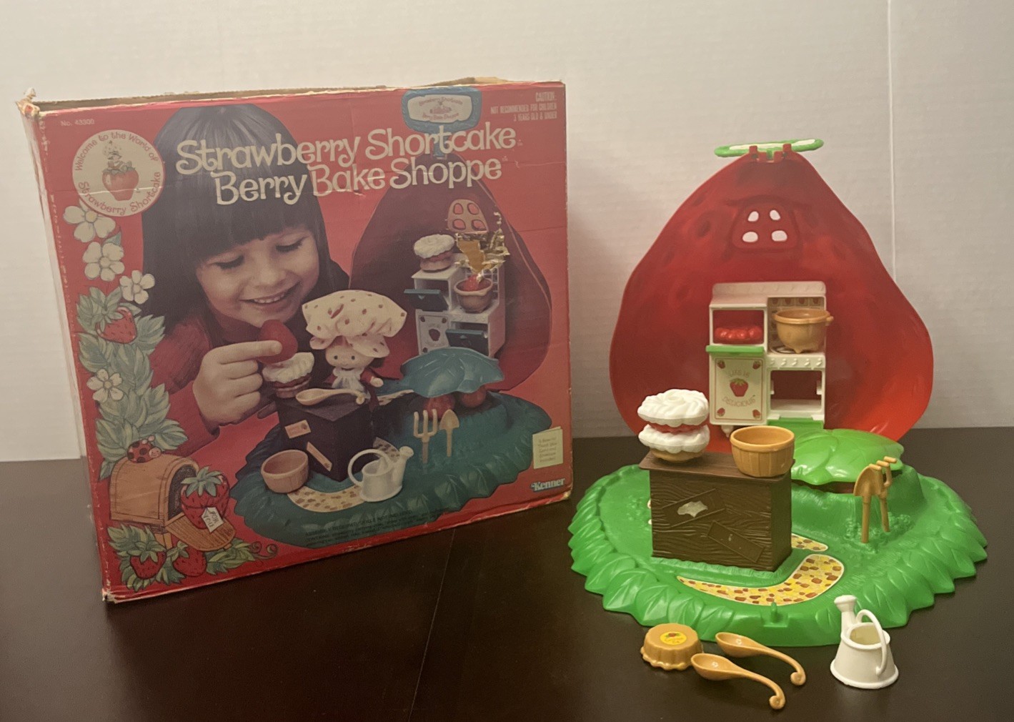 Vintage 1980 Kenner Strawberry Shortcake Berry Bake Shopper Play-set # 43300