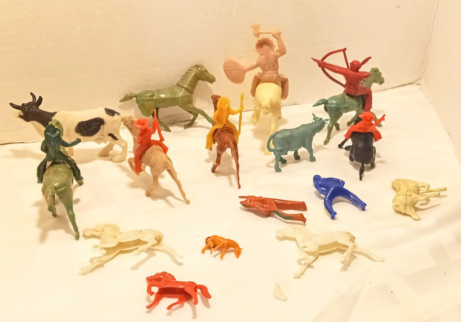 Vintage 22 Piece Cowboys & Indians Plastic Toy Soldiers