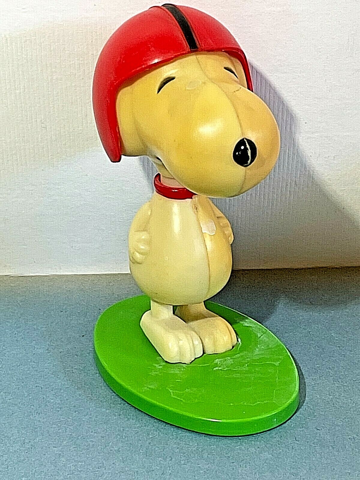 1966 PLASTIC SNOOPY FOOTBALL KICKING ACTION TOY UNITED FEATURES SYNDICATE INC.