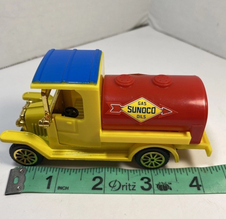 Readers Digest Collector’s Set of Classic Trucks Sunoco Gas Truck Diecast BB8