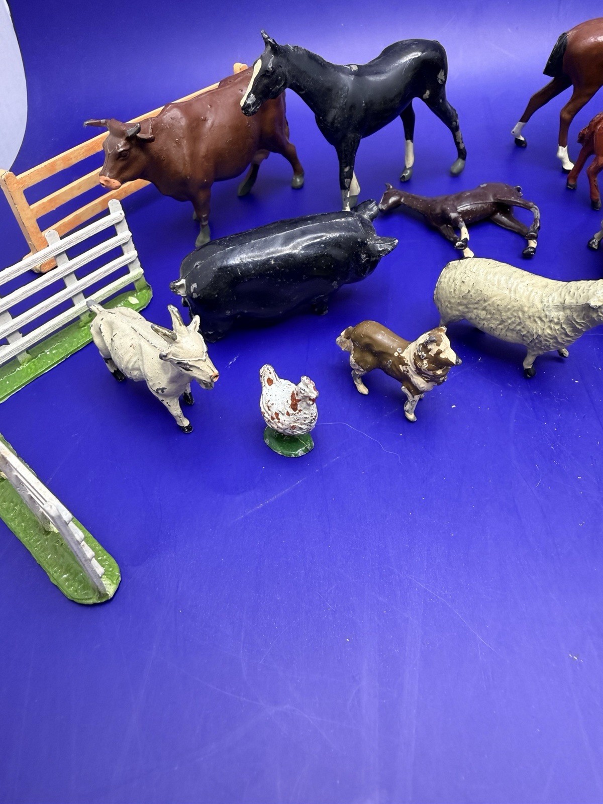 Pre-War BRITAINS Lead 1930s Farm Series, Lot Of 21 Animals & 6 Pieces Of Fence