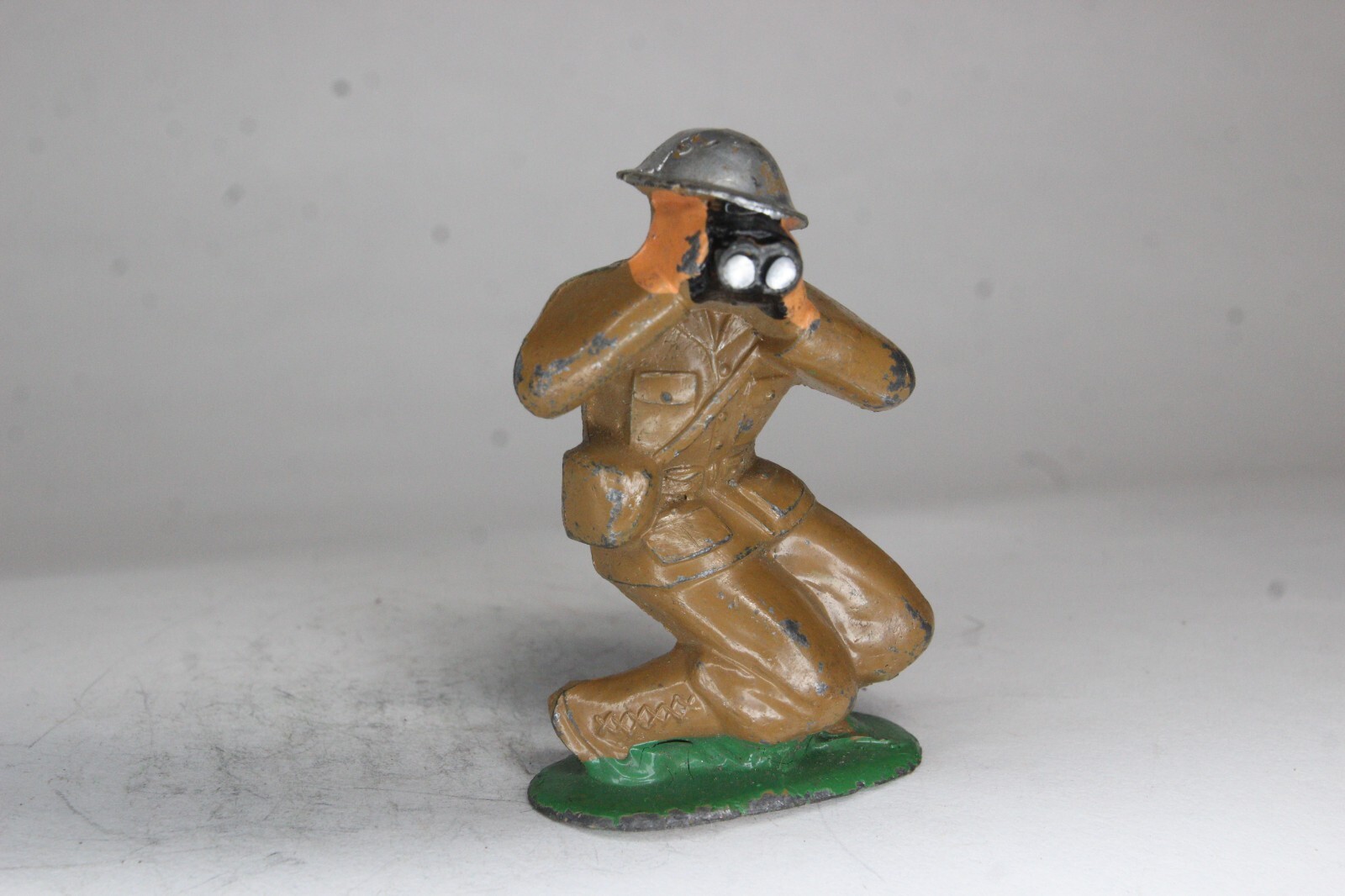 Barclay B133 783 Crouching with Binoculars Cast Helmet