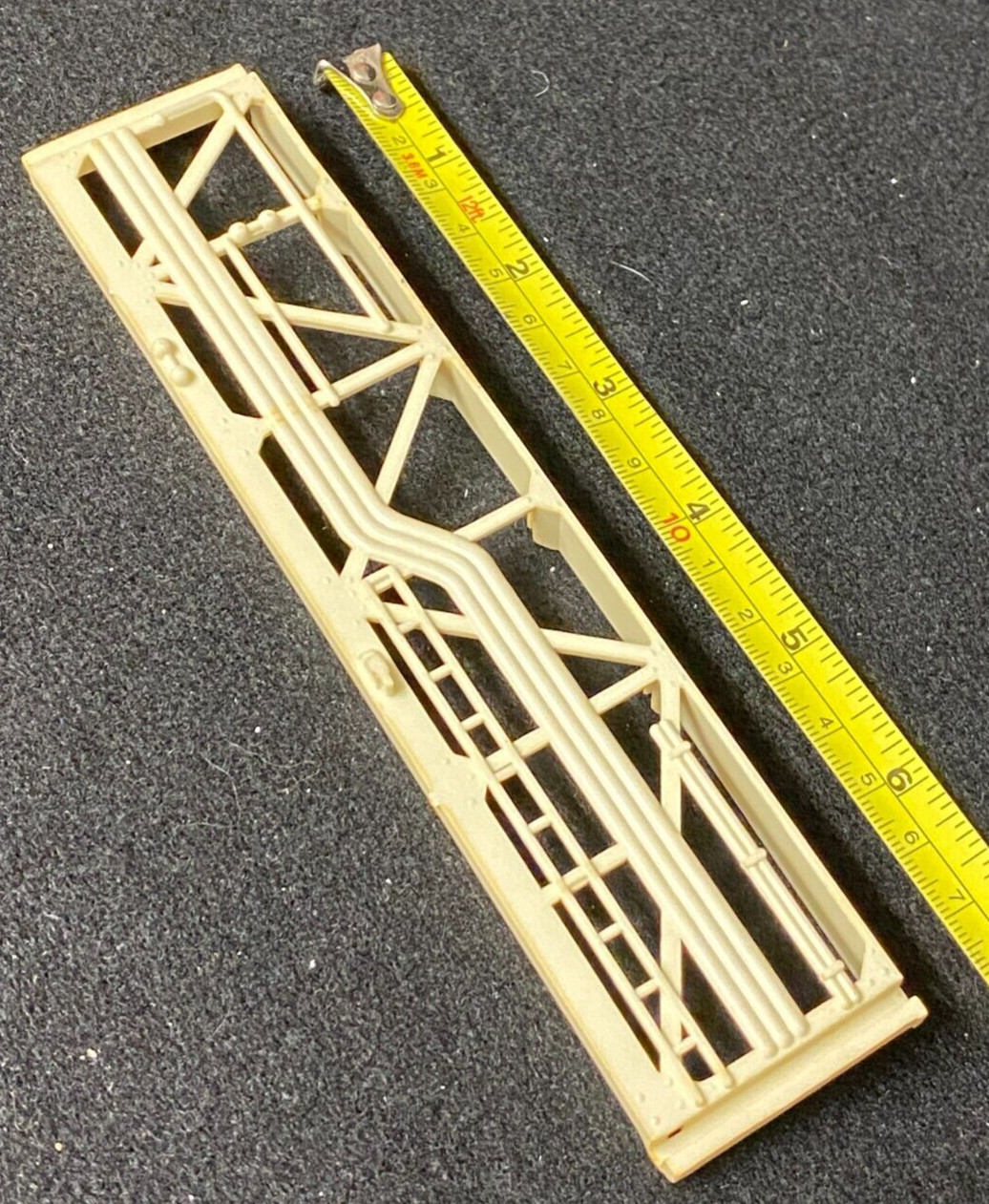 LAUNCH TOWER GANTRY RIGHT SIDE PIECE,MARX CAPE KENNEDY PLAY SET,ORIGINAL,IVORY