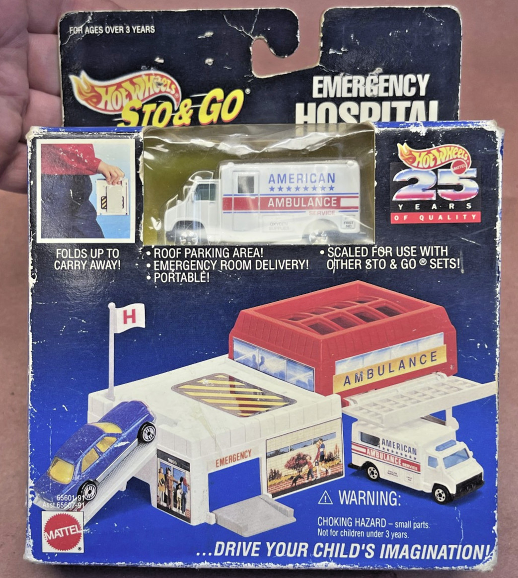 1993 Mattel Hot Wheels Sto & Go Emergency Hospital With Ambulance Set 65601