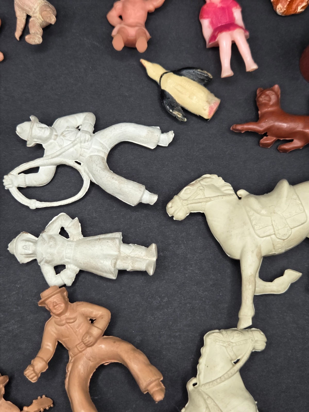 Vintage 1950s-1960s toy figures Marx cowboys , renwal clock lot